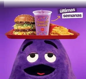 Menú Grimace Shake: Big Mac, papas y Shake de Grimace sobre la bandeja, con Grimace