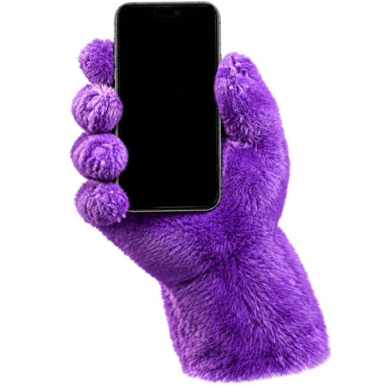 Grimace sosteniendo un teléfono