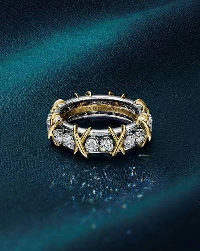 Anillo Sixteen Stone by Tiffany sobre seda azul petróleo