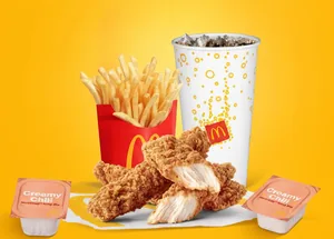 McCrispy Strips con papas, bebida y salsas Creamy Chili